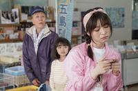 売店で、さくら（長濱ねる・右）の話を聞く舞（浅田芭路）と祖母・祥子（高畑淳子）