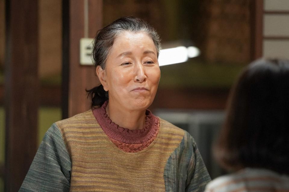 才津家の座敷で、舞と話をする祖母の祥子（高畑淳子）