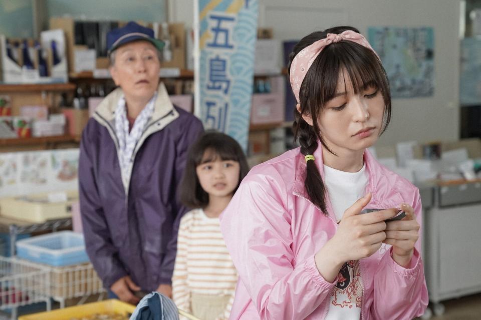 売店で、さくら（長濱ねる・右）の話を聞く舞（浅田芭路）と祖母・祥子（高畑淳子）