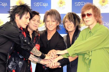 　９年ぶりに復活したＳＯＰＨＩＡの（左から）黒柳能生、都啓一、松岡充、赤松芳朋、豊田和貴