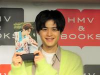 　２０２３年カレンダー発売記念イベントを行った鈴鹿央士