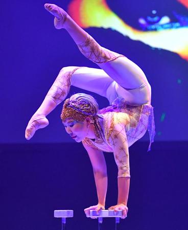 パフォーマンスを披露するアーティスト（撮影・出月俊成）