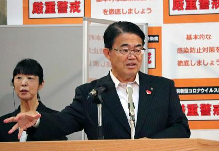 　記者会見する愛知県の大村秀章知事