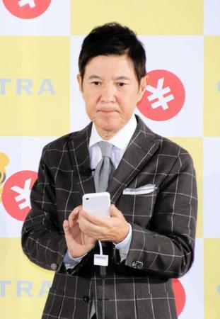 　スマホでの送金にトライする関根勤