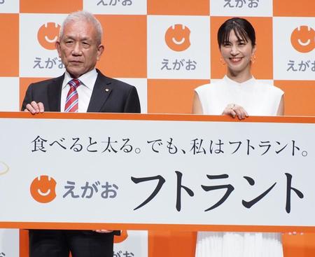 　「株式会社えがお」の新商品「フトラント」記者発表会に出席した安田美沙子（右）と同社ＣＥＯの原田永幸氏