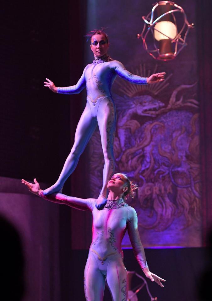 　パフォーマンスを披露するアーティスト（撮影・出月俊成）