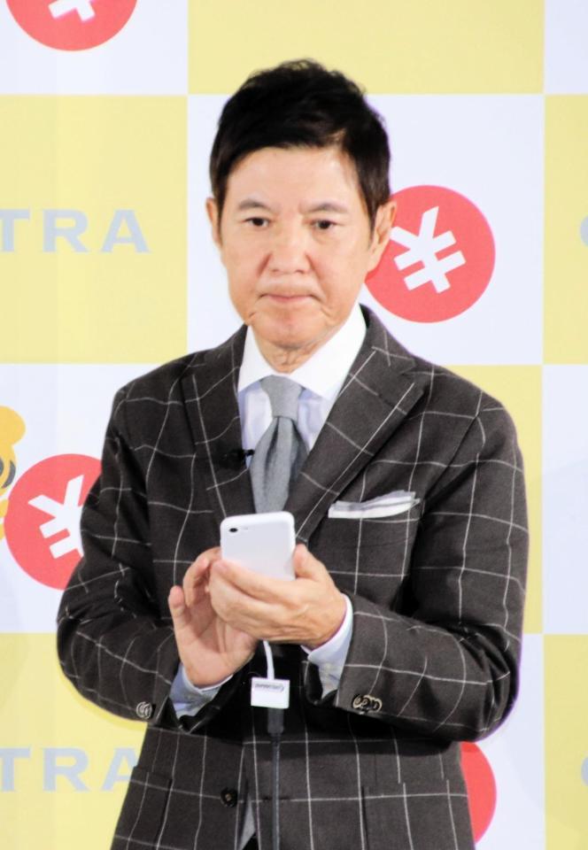 　スマホでの送金にトライする関根勤