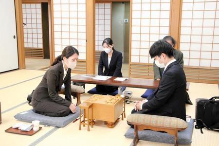 　対局する里見香奈女流五冠（右）と狩山幹生四段（提供：日本将棋連盟）