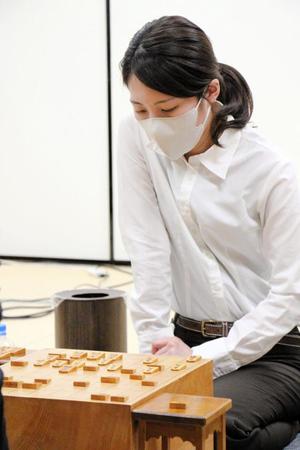 　敗れた里見香奈女流五冠（提供：日本将棋連盟）