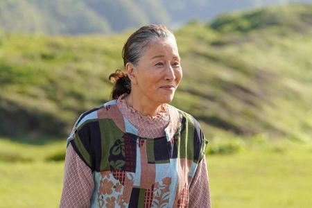 ばらもん凧を揚げる舞を見守る、祖母の祥子（高畑淳子）