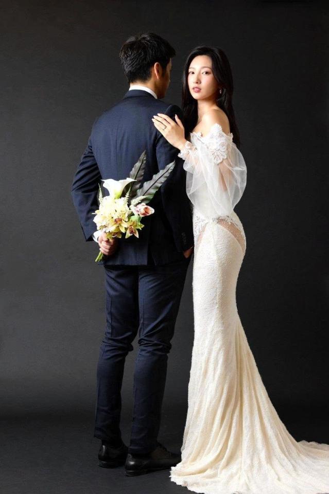 　ビヨンセご愛用の「ガリア・ラハヴ」のドレスで結婚写真を撮った福井セリナ（右）＝所属事務所提供