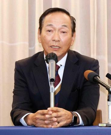 　出馬を表明した横峯良郎氏