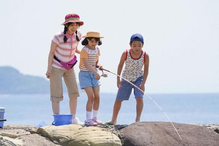 防波堤で、一太（野原壱太）、さくら（長濱ねる・左）と魚釣りをする舞（浅田芭路）