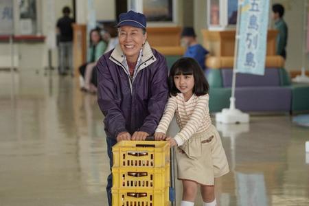 売店で、作ったジャムを運ぶ祖母・祥子（高畑淳子）と舞（浅田芭路）