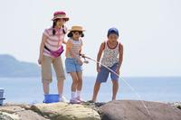 防波堤で、一太（野原壱太）、さくら（長濱ねる・左）と魚釣りをする舞（浅田芭路）