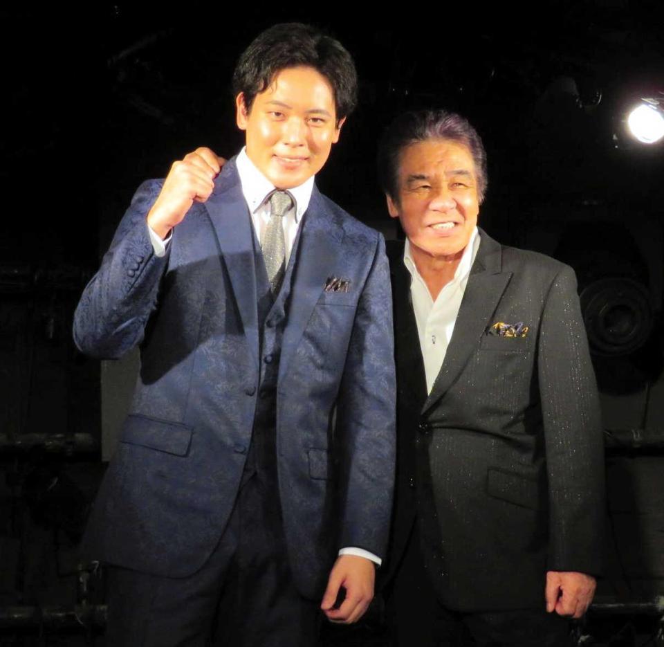 　ソロデビューする木村徹二（左）と父の鳥羽一郎