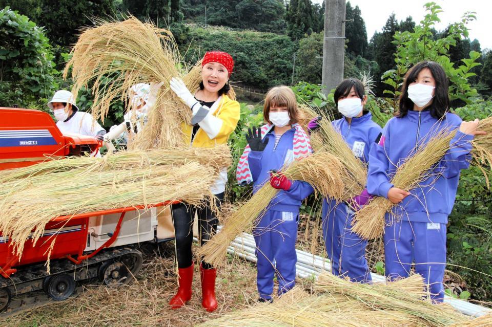 　山古志小学校の生徒と脱穀を行った小林幸子