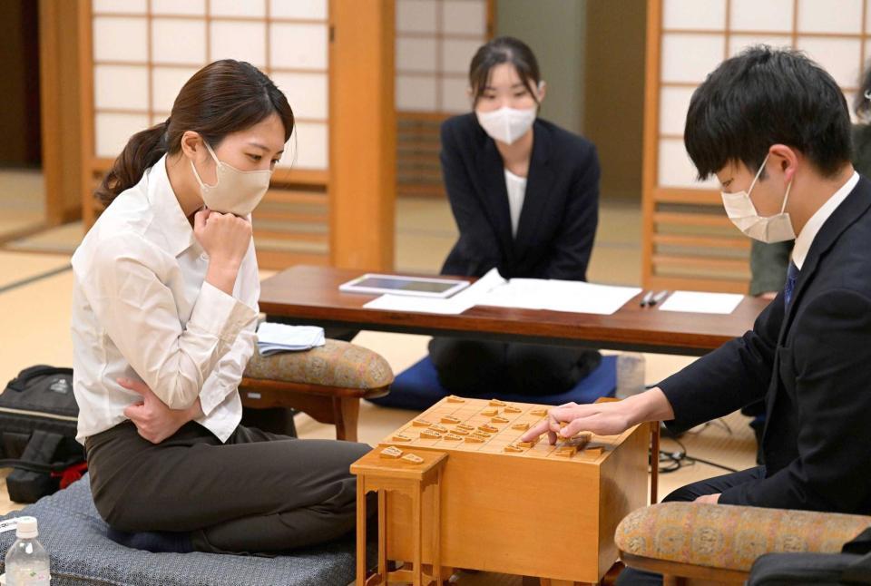 　棋士編入試験の第３局で狩山四段（右）に敗れ、感想戦で対局を振り返る里見女流五冠（代表撮影）