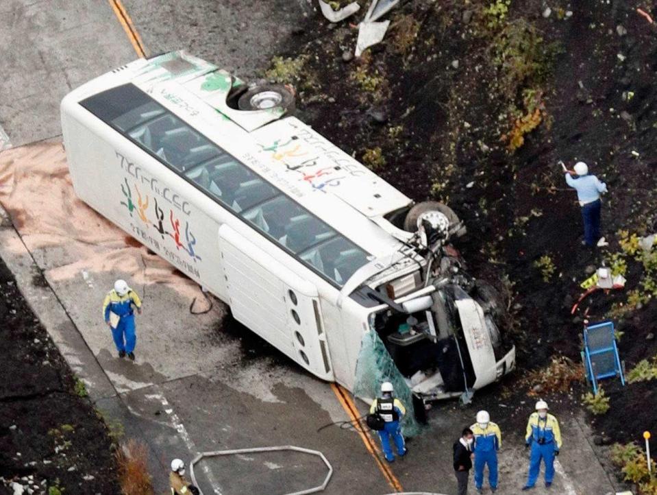 　静岡県小山町の県道で横転した観光バス（共同通信社ヘリから）