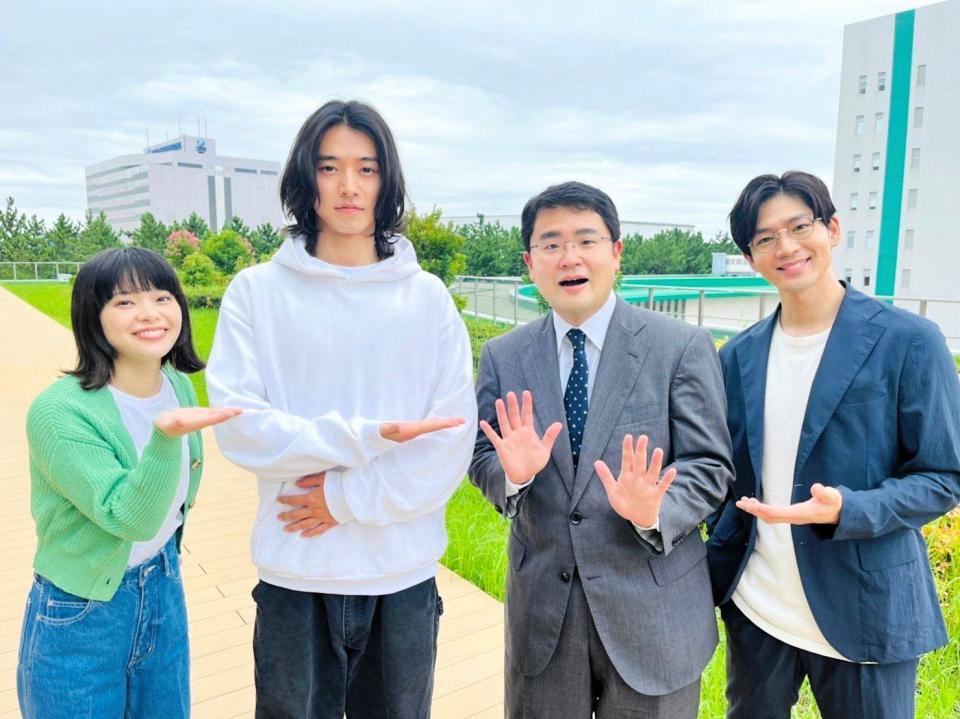 　日曜劇場「アトムの童」第１話に出演するＭＢＳ・福島暢啓アナウンサー（左から３人目）。左端から岸井ゆきの、山崎賢人。右端は松下洸平（提供・ＭＢＳ）