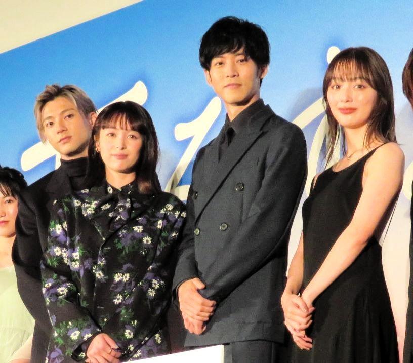 　舞台あいさつした（左から）山田裕貴、清野菜名、松坂桃李、内田理央＝東京・丸の内ピカデリー