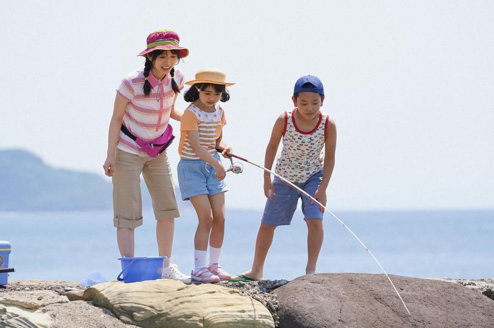 防波堤で、一太（野原壱太）、さくら（長濱ねる・左）と魚釣りをする舞（浅田芭路）