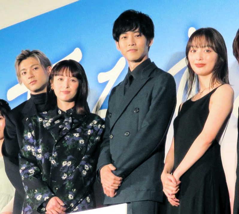 　（左から）山田裕貴、清野菜名、松坂桃李、内田理央