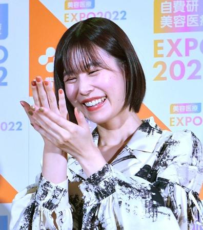 　手のひらに書いていたことが発覚し照れる有村藍里（撮影・佐々木彰尚）