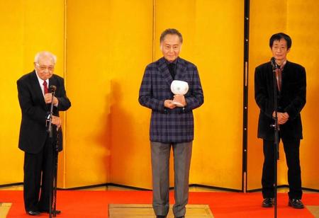 　（左から）名誉実行委員長の中島貞夫監督、北大路欣也、総合プロデューサーの奥山和由氏