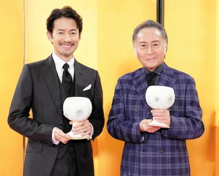 　三船敏郎賞の竹野内豊（左）と牧野省三賞の北大路欣也（代表撮影）