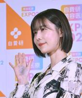 　話すことを手のひらに書いていた有村藍里（撮影・佐々木彰尚）