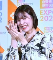 　手のひらに書いていたことが発覚し照れる有村藍里（撮影・佐々木彰尚）