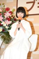 　会見する趣里（撮影・石井剣太郎）