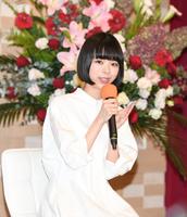 　会見する趣里（撮影・石井剣太郎）