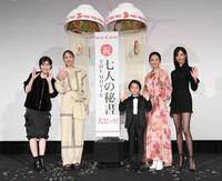 　くす玉を背に大ヒットを喜ぶ（左から）シム・ウンギョン、広瀬アリス、川原瑛都、木村文乃、菜々緒（撮影・金田祐二）