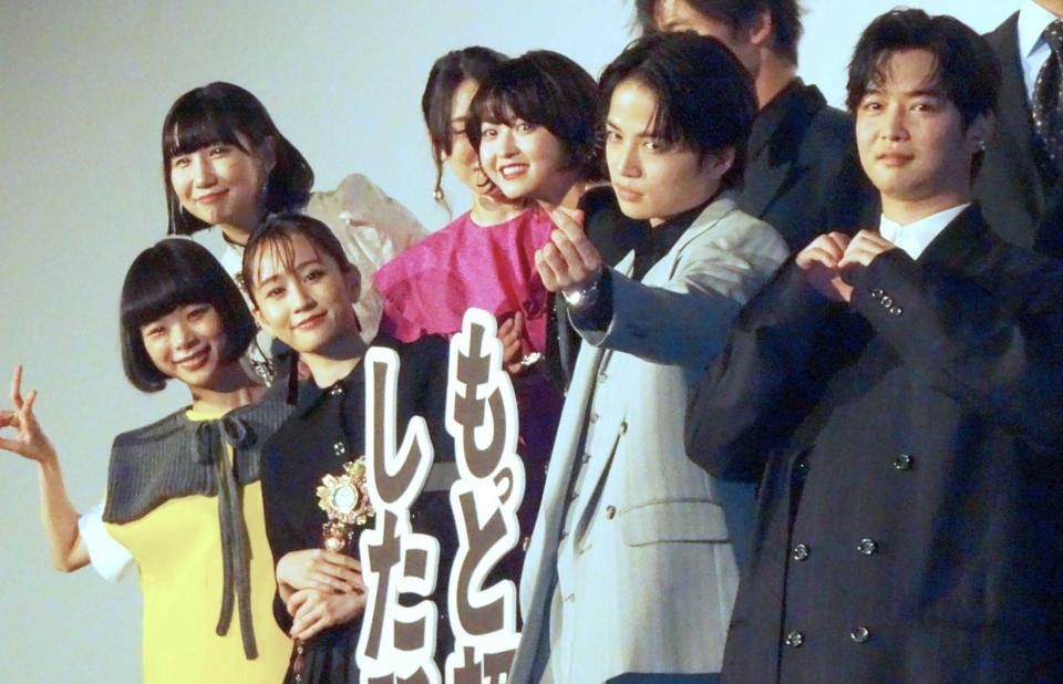 　舞台あいさつに出席した（前列左から）趣里、前田敦子、菊池風磨、千葉雄大