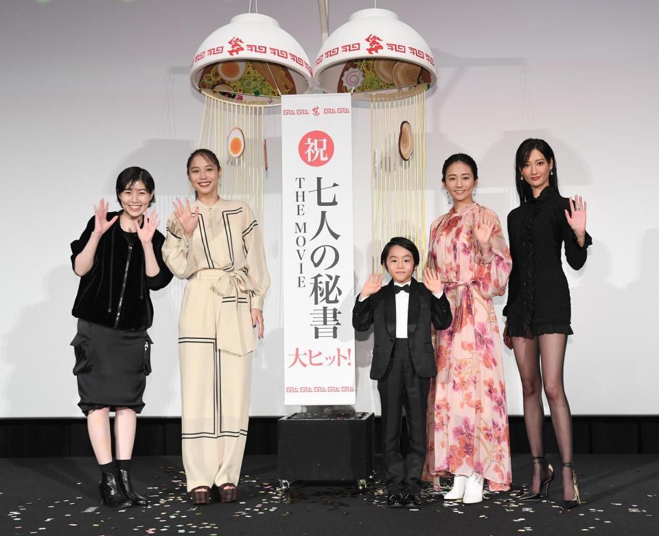 　くす玉を背に大ヒットを喜ぶ（左から）シム・ウンギョン、広瀬アリス、川原瑛都、木村文乃、菜々緒（撮影・金田祐二）