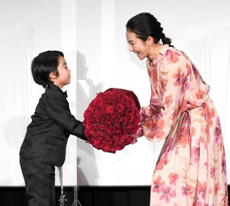 　川原瑛都（左）から誕生日の花束を受け取る木村文乃