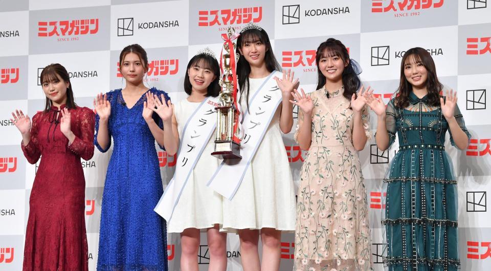 　「ミスマガジン２０２２」グランプリ・咲田ゆな（中央左）と瑚々（同右）を祝福した（左から）和泉芳怜、新井遥、豊田ルナ、沢口愛華（撮影・伊藤笙子）