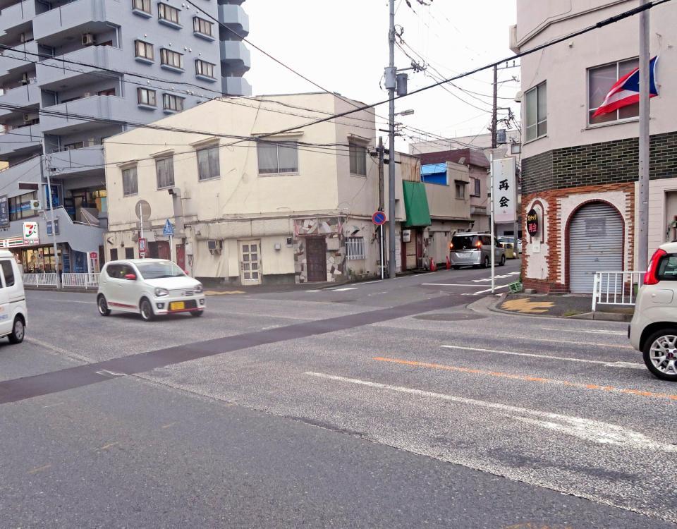 　仲本工事さんが乗用車にはねられた交差点付近