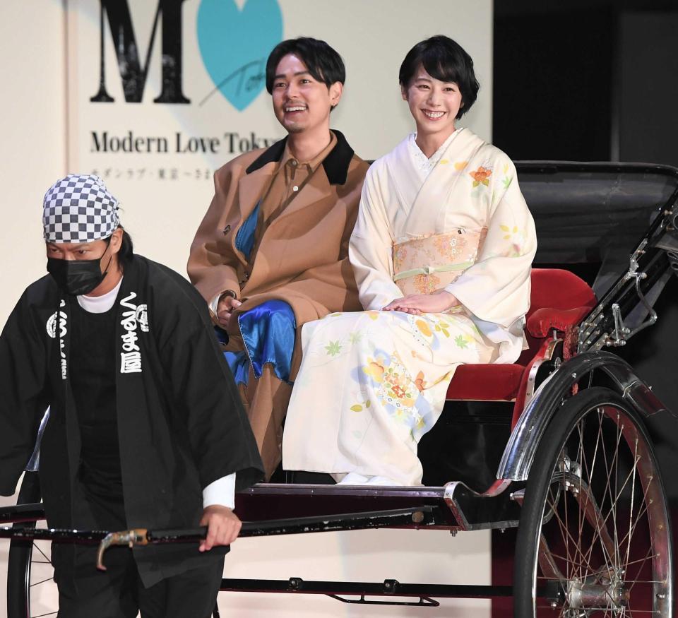 　人力車の上で笑顔の成田凌（左）と夏帆（撮影・金田祐二）