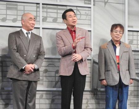 　舞台の見どころを語る三宅裕司（中央）左は野添義弘、右は小倉久寛
