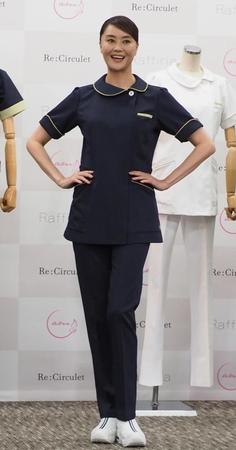　自らがプロデュースしたメディカルウェア姿で登場した観月ありさ