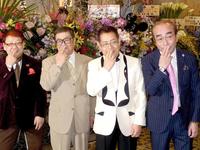 　２０１１年３月、そろって「加トちゃんペ」のポーズをする仲本工事さん（左から２人目）