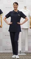 　自らがプロデュースしたメディカルウェア姿で登場した観月ありさ
