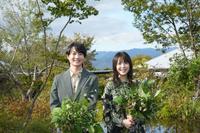 　クランクイン報告会に出席した神木隆之介（左）と浜辺美波＝高知県内