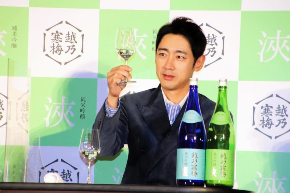 　越乃寒梅の新商品を試飲する小泉孝太郎