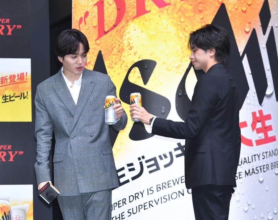 　イベント退場間際に乾杯する菊池風磨（左）と中島健人（撮影・出月俊成）