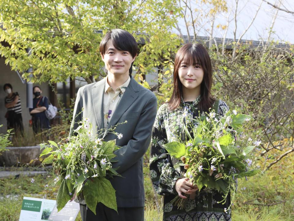 　来春から放送が始まるＮＨＫ連続テレビ小説「らんまん」で主人公を演じる神木隆之介（左）と妻役の浜辺美波