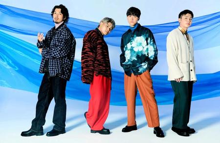 　山本由伸投手にエールを送ったＯｖｅｒＴｏｎｅの（左から）ＧＵＣＣＩ、八上和希、ＮＯＷＡＲ　Ｔｈｅ　匠、アマノ